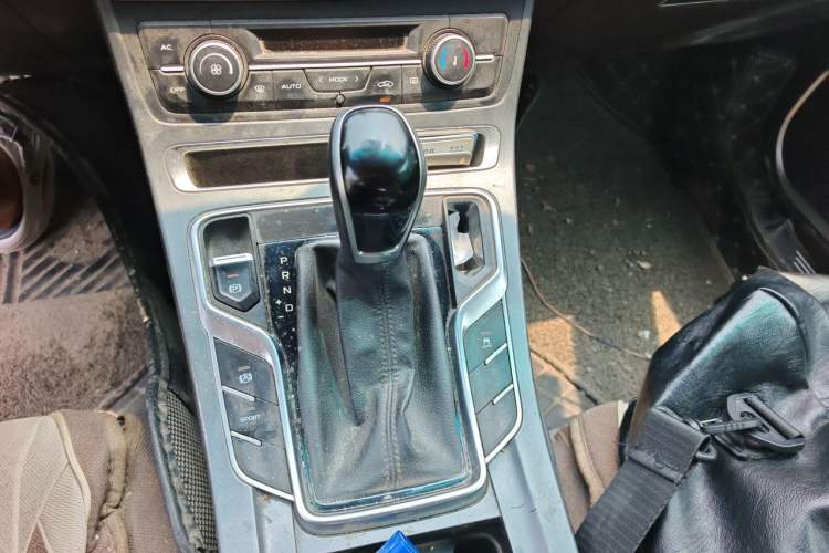 Used Geely Auto Emgrand 2019 Leading Edition 1.5L CVT Upward-Connected Model China VI Standard Gear Lever