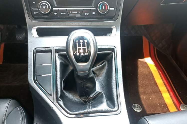 Used Geely Auto Emgrand 2019 Leading Edition 1.5L Manual Luxury Model China VI Standard Gear Lever