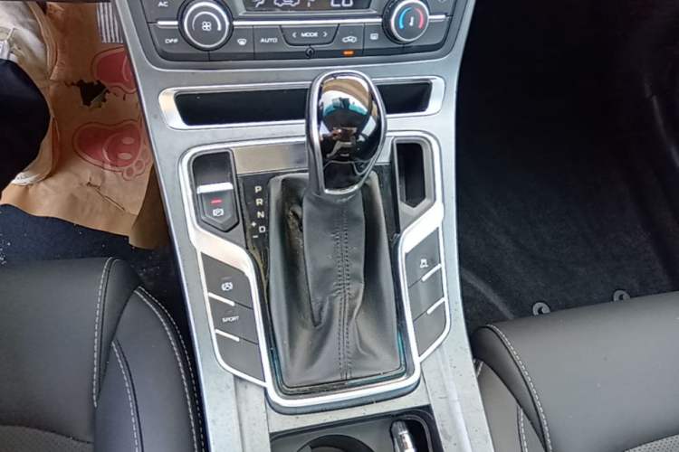 Used Geely Auto Emgrand 2019 Leading Edition 1.5L CVT Upward-Connected Model China VI Standard Gear Lever