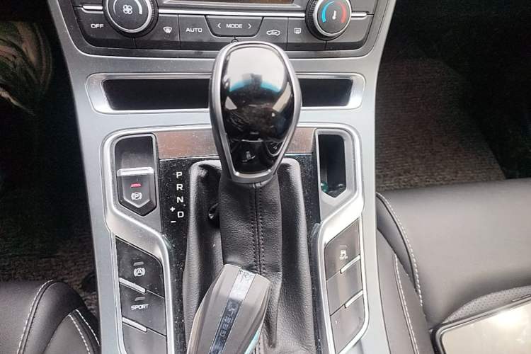 Used Geely Auto Emgrand 2019 Leading Edition 1.5L CVT Luxury Model China VI Standard Gear Lever