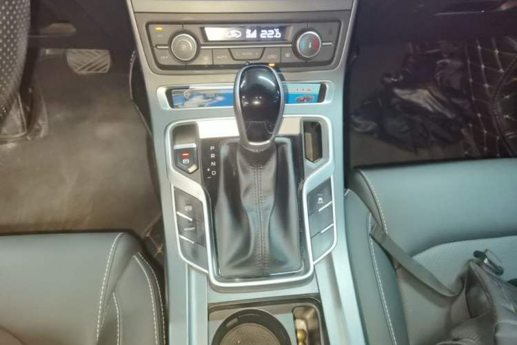 Used Geely Auto Emgrand 2019 Leading Edition 1.5L CVT Upward-Connected Model China VI Standard Gear Lever