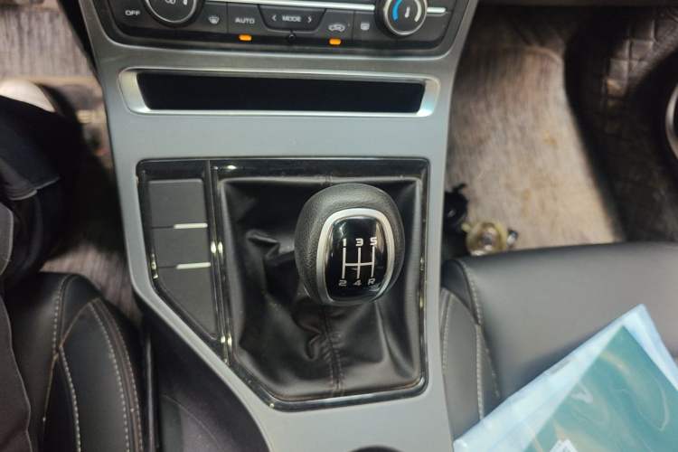 Used Geely Auto Emgrand 2019 Leading Edition 1.5L Manual Luxury Model China VI Standard Gear Lever