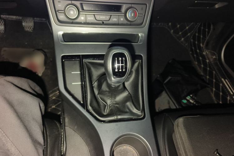 Used Geely Auto Emgrand 2019 Leading Edition 1.5L Manual Luxury Model China VI Standard Gear Lever