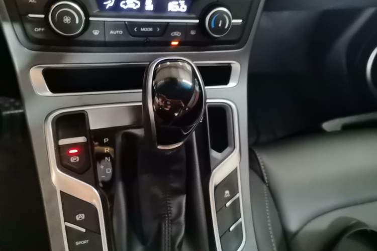 Used Geely Auto Emgrand 2019 Leading Edition 1.5L CVT Luxury Model China VI Standard Gear Lever