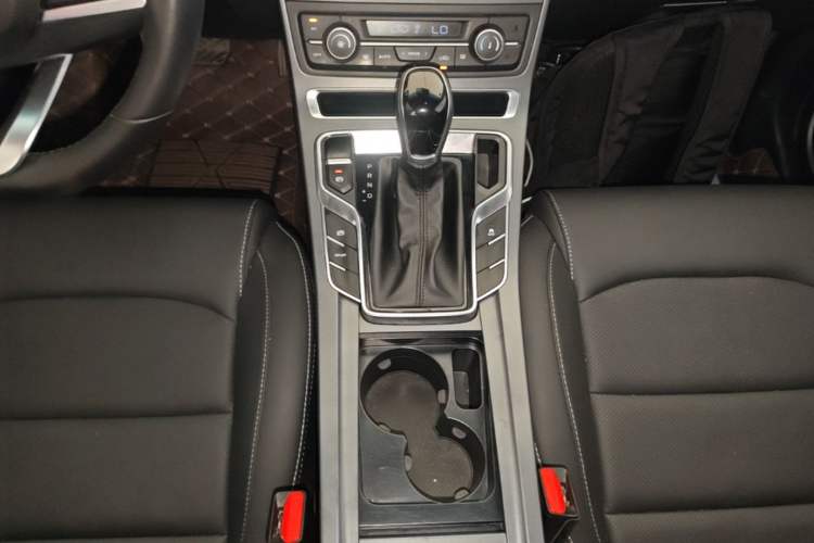 Used Geely Auto Emgrand 2019 Leading Edition 1.5L CVT Luxury Model China VI Standard Gear Lever