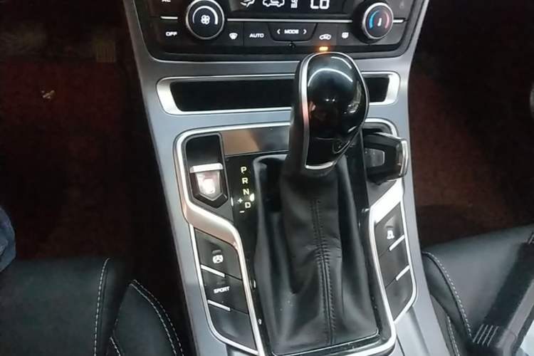 Used Geely Auto Emgrand 2019 Leading Edition 1.5L CVT Luxury Model China VI Standard Gear Lever