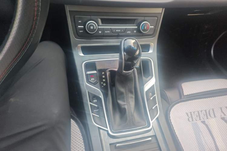 Used Geely Auto Emgrand 2019 Leading Edition 1.5L CVT Upward-Connected Model China VI Standard Gear Lever