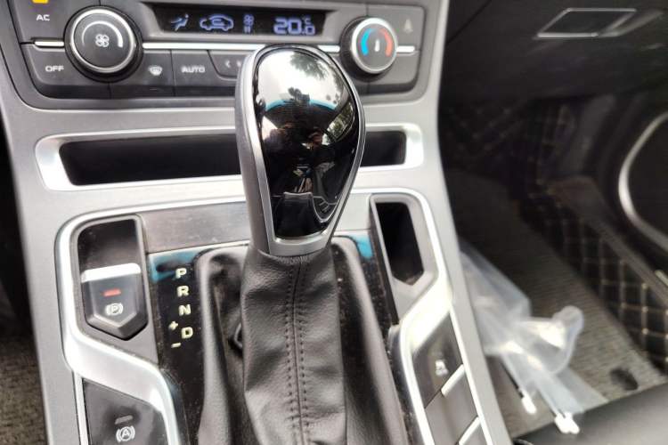 Used Geely Auto Emgrand 2019 Leading Edition 1.5L CVT Upward-Connected Model China VI Standard Gear Lever