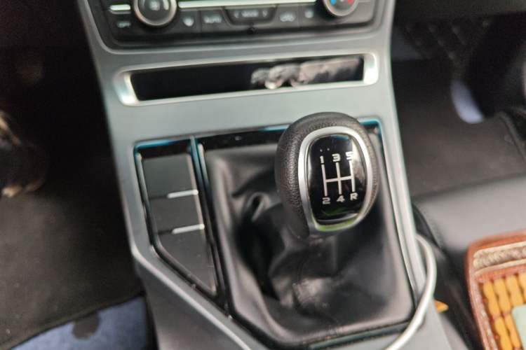 Used Geely Auto Emgrand 2019 Leading Edition 1.5L Manual Luxury Model China VI Standard Gear Lever