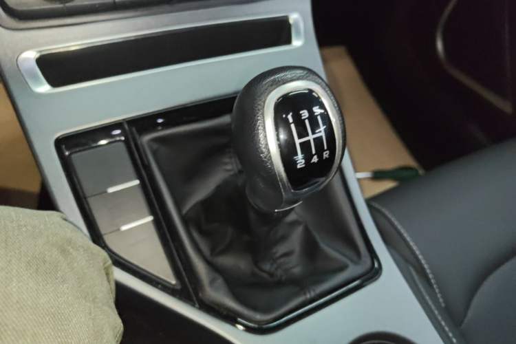 Used Geely Auto Emgrand 2019 Leading Edition 1.5L Manual Upgraded Connectivity Model China VI Standard Gear Lever