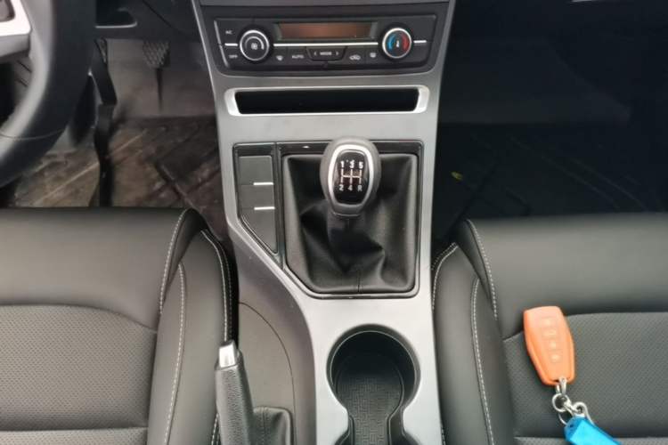 Used Geely Auto Emgrand 2019 Leading Edition 1.5L Manual Luxury Model China VI Standard Gear Lever