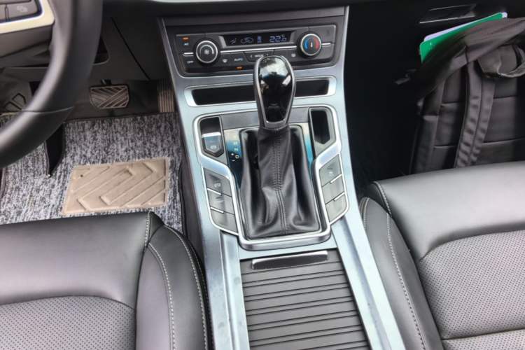 Used Geely Auto Emgrand 2019 Leading Edition 1.5L CVT Upward-Connected Model China VI Standard Gear Lever