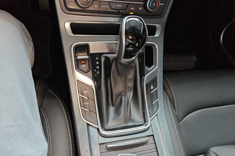 Used Geely Auto Emgrand 2019 Leading Edition 1.5L CVT Luxury Model China VI Standard Gear Lever
