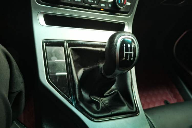 Used Geely Auto Emgrand 2019 Leading Edition 1.5L Manual Luxury Model China VI Standard Gear Lever