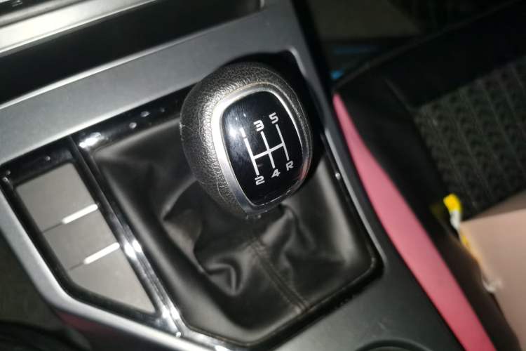 Used Geely Auto Emgrand 2019 Leading Edition 1.5L Manual Upgraded Connectivity Model China VI Standard Gear Lever