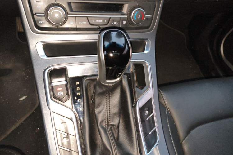 Used Geely Auto Emgrand 2019 Leading Edition 1.5L CVT Upward-Connected Model China VI Standard Gear Lever