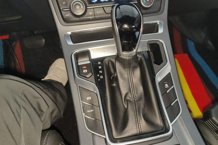 Used Geely Auto Emgrand 2019 Leading Edition 1.5L CVT Upward Asian Games Edition China VI Gear Lever