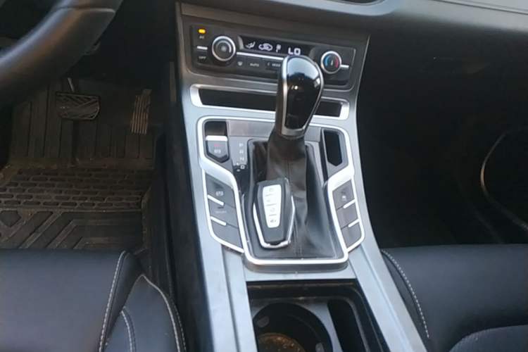 Used Geely Auto Emgrand 2019 Leading Edition 1.5L CVT Luxury Model China VI Standard Gear Lever