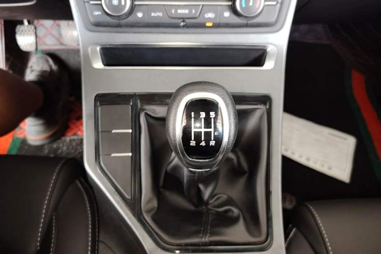 Used Geely Auto Emgrand 2019 Leading Edition 1.5L Manual Luxury Model China VI Standard Gear Lever