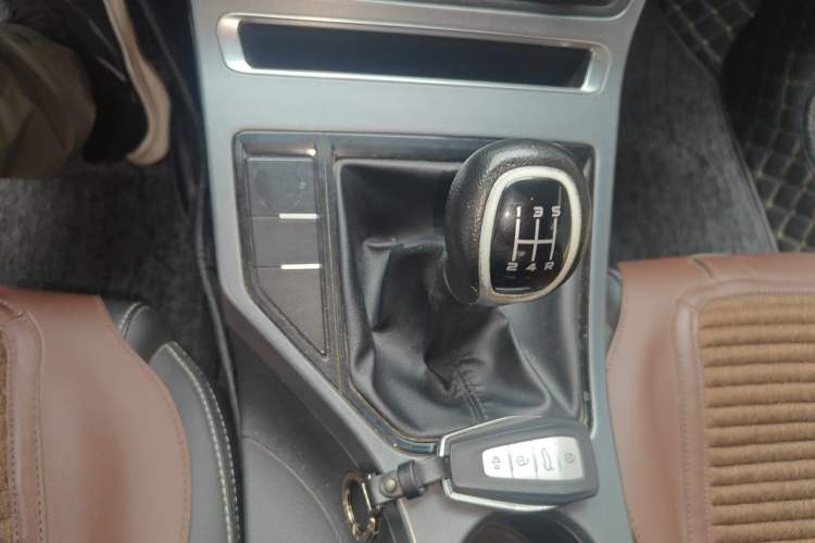 Used Geely Auto Emgrand 2019 Leading Edition 1.5L Manual Luxury Model China VI Standard Gear Lever