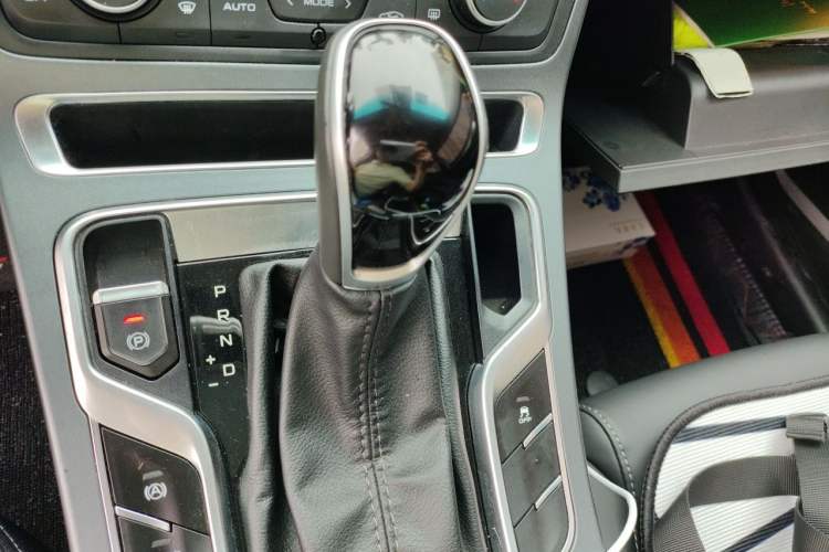 Used Geely Auto Emgrand 2019 Leading Edition 1.5L CVT Luxury Model China VI Standard Gear Lever