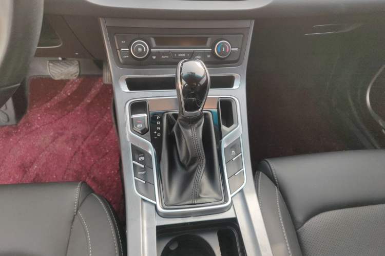 Used Geely Auto Emgrand 2019 Leading Edition 1.5L CVT Luxury Model China VI Standard Gear Lever