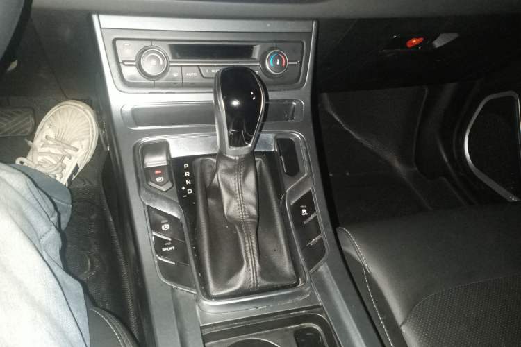 Used Geely Auto Emgrand 2019 Leading Edition 1.5L CVT Luxury Model China VI Standard Gear Lever