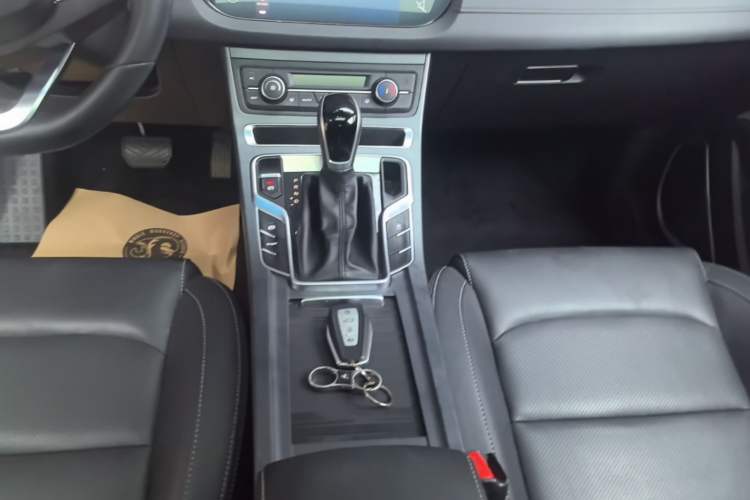 Used Geely Auto Emgrand 2019 Leading Edition 1.5L CVT Upward-Connected Model China VI Standard Gear Lever