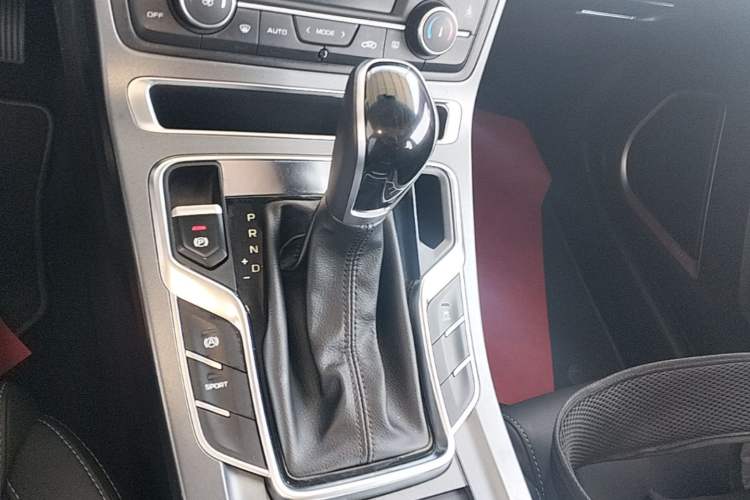 Used Geely Auto Emgrand 2019 Leading Edition 1.5L CVT Upward-Connected Model China VI Standard Gear Lever