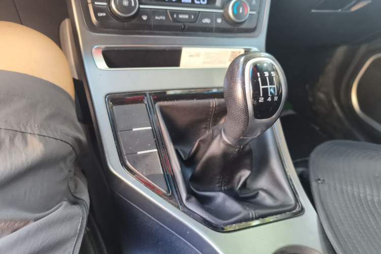 Used Geely Auto Emgrand 2019 Leading Edition 1.5L Manual Upgraded Connectivity Model China VI Standard Gear Lever