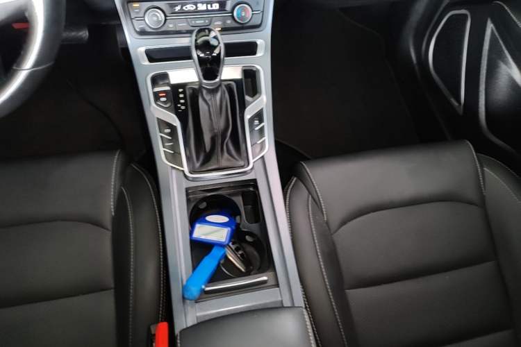 Used Geely Auto Emgrand 2019 Leading Edition 1.5L CVT Upward-Connected Model China VI Standard Gear Lever