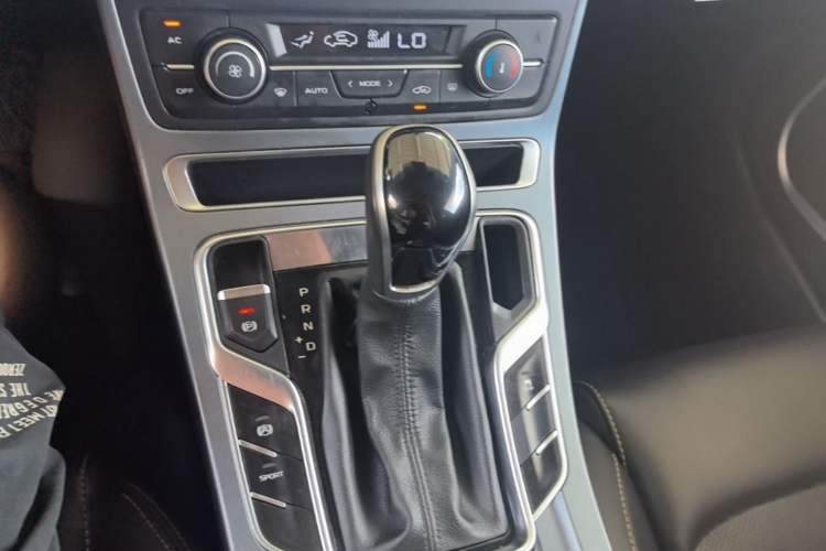 Used Geely Auto Emgrand 2019 Leading Edition 1.5L CVT Luxury Model China VI Standard Gear Lever