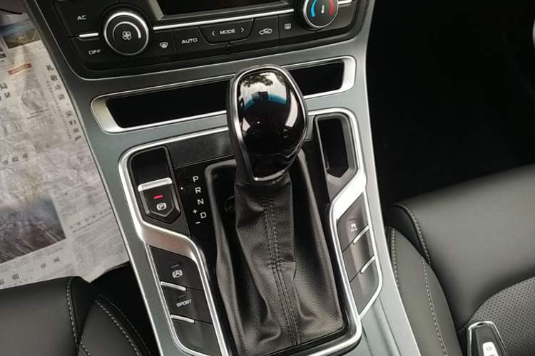 Used Geely Auto Emgrand 2019 Leading Edition 1.5L CVT Upward-Connected Model China VI Standard Gear Lever