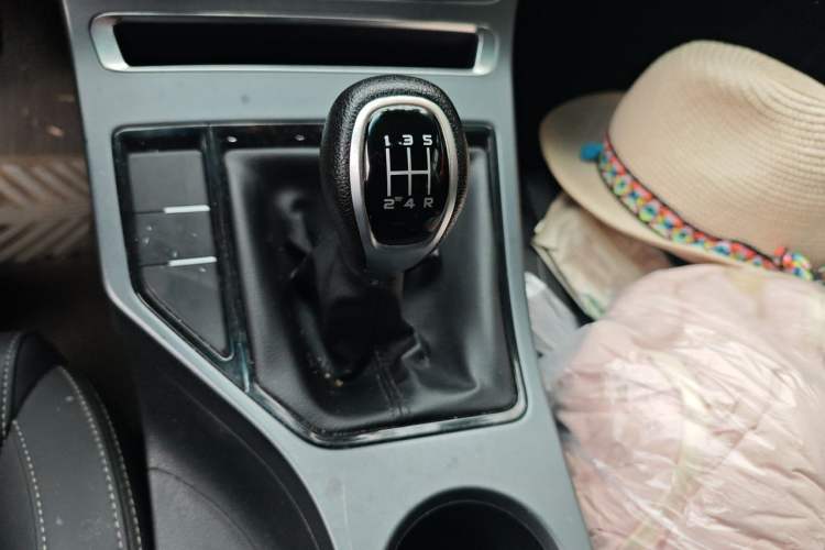 Used Geely Auto Emgrand 2019 Leading Edition 1.5L Manual Upward Asian Games Edition China VI Gear Lever
