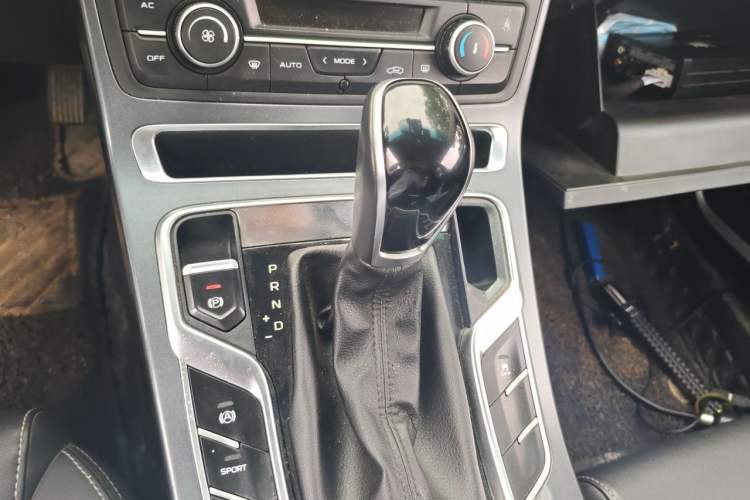 Used Geely Auto Emgrand 2019 Leading Edition 1.5L CVT Upward-Connected Model China VI Standard Gear Lever