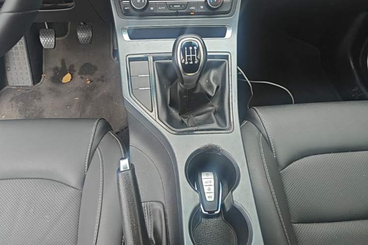 Used Geely Auto Emgrand 2019 Leading Edition 1.5L Manual Luxury Model China V Standard Gear Lever