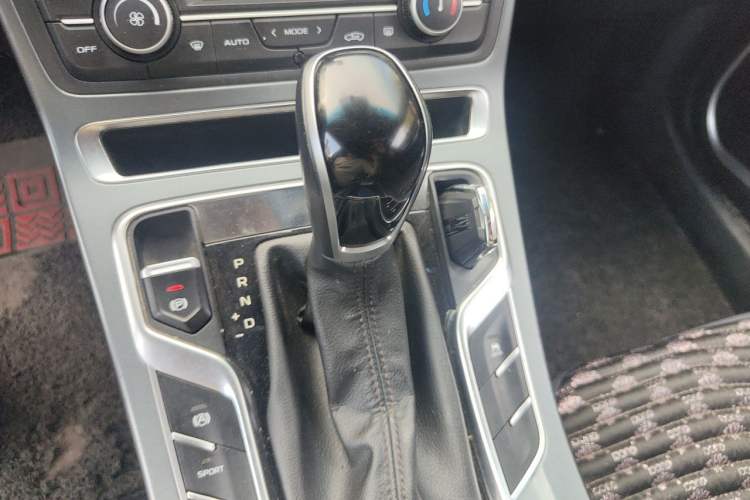 Used Geely Auto Emgrand 2019 Leading Edition 1.5L CVT Luxury Model China VI Standard Gear Lever