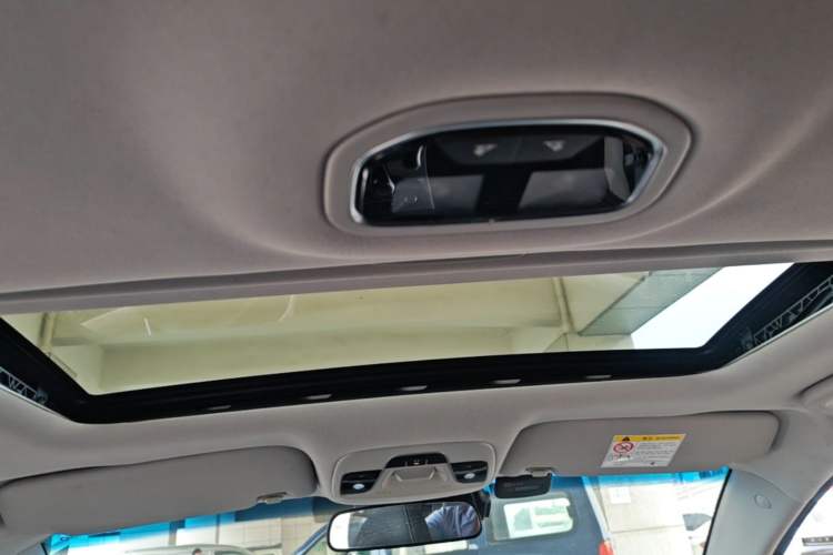 Used Geely Auto Emgrand 2019 Leading Edition 1.5L CVT Upward-Connected Model China VI Standard Headliner