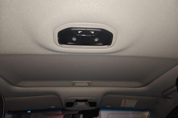 Used Geely Auto Emgrand 2019 Leading Edition 1.5L CVT Upward-Connected Model China VI Standard Headliner