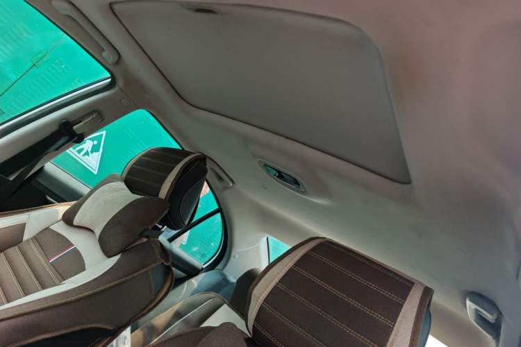 Used Geely Auto Emgrand 2019 Leading Edition 1.5L CVT Upward-Connected Model China VI Standard Headliner