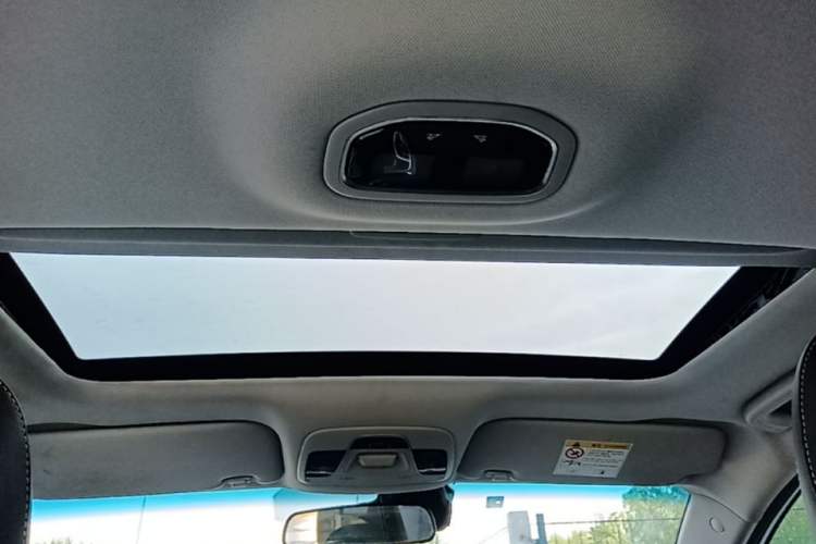 Used Geely Auto Emgrand 2019 Leading Edition 1.5L CVT Upward-Connected Model China VI Standard Headliner