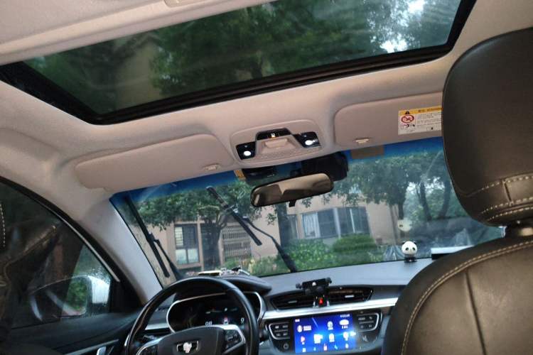 Used Geely Auto Emgrand 2019 Leading Edition 1.5L CVT Upward-Connected Model China VI Standard Headliner