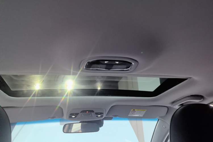 Used Geely Auto Emgrand 2019 Leading Edition 1.5L CVT Upward-Connected Model China VI Standard Headliner