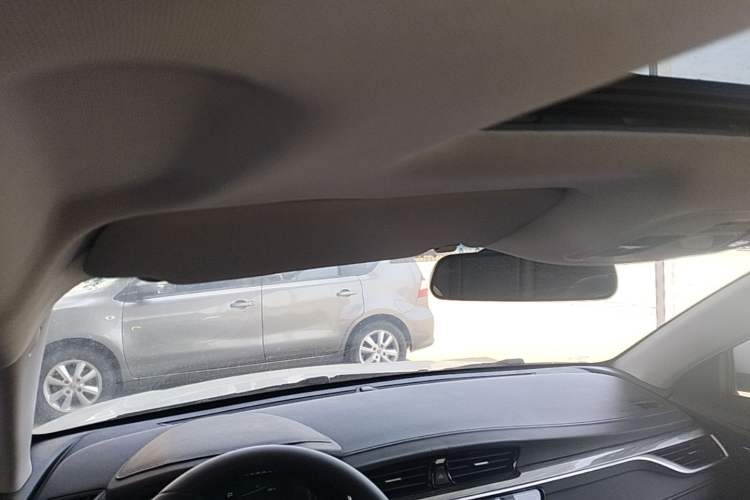 Used Geely Auto Emgrand 2019 Leading Edition 1.5L CVT Upward-Connected Model China VI Standard Headliner