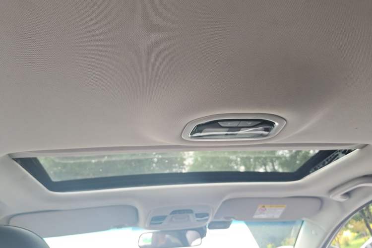 Used Geely Auto Emgrand 2019 Leading Edition 1.5L CVT Upward-Connected Model China VI Standard Headliner