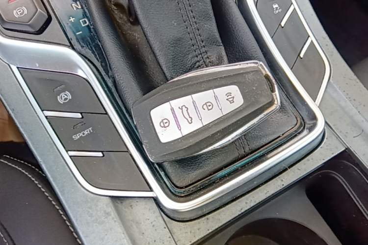 Used Geely Auto Emgrand 2019 Leading Edition 1.5L CVT Upward-Connected Model China VI Standard Interior 1