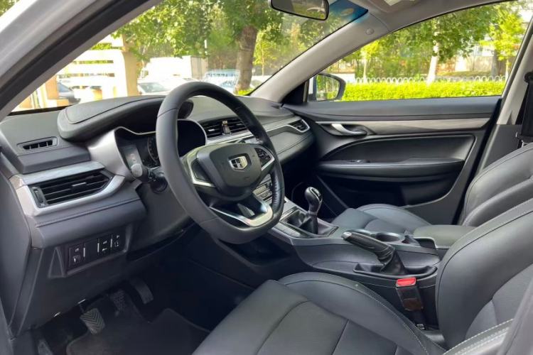 Used Geely Auto Emgrand 2019 Leading Edition 1.5L Manual Luxury Model China VI Standard Interior 2