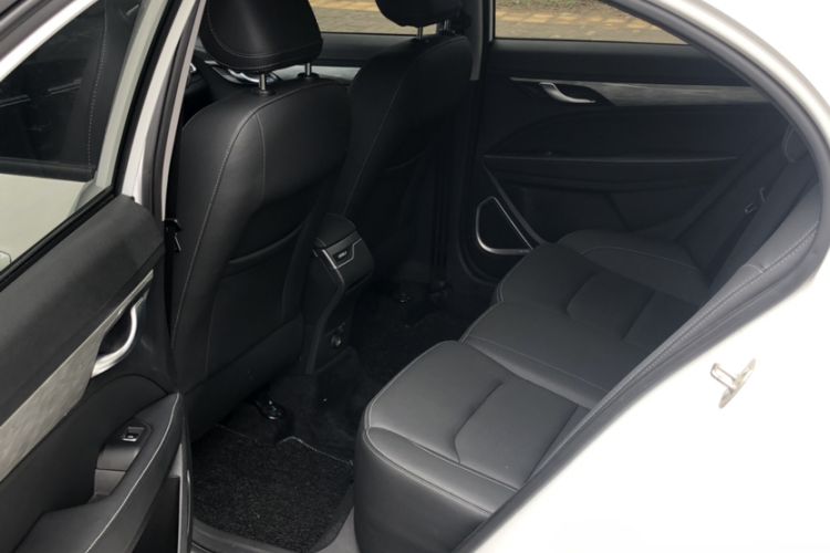 Used Geely Auto Emgrand 2019 Leading Edition 1.5L Manual Luxury Model China VI Standard Interior 2