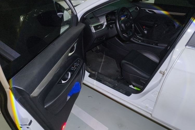 Used Geely Auto Emgrand 2019 Leading Edition 1.5L CVT Upward-Connected Model China VI Standard Interior 3