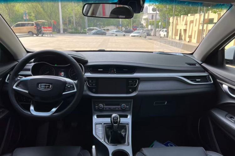 Used Geely Auto Emgrand 2019 Leading Edition 1.5L Manual Luxury Model China VI Standard Interior 4